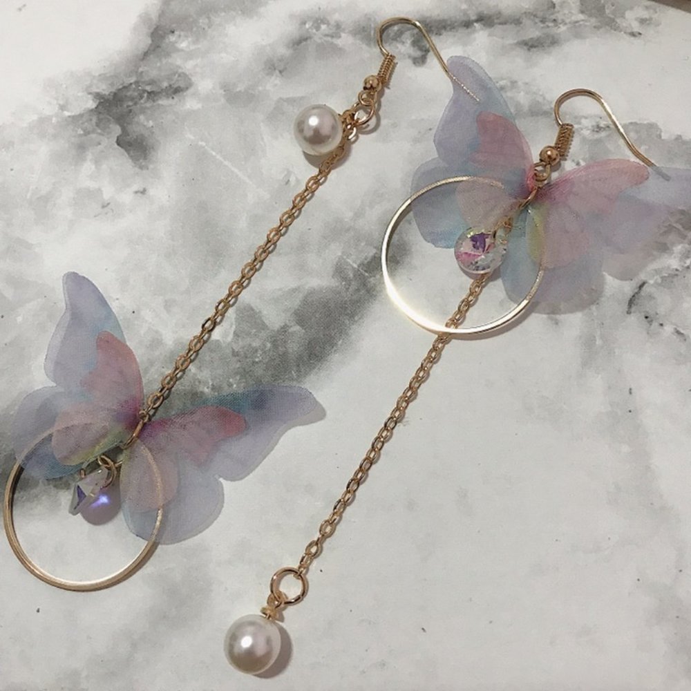 ♥️New Gold Dangling Butterfly Earrings♥️